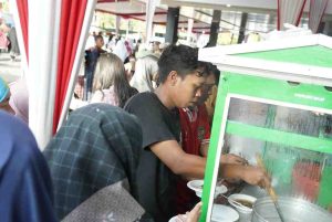 Sejumlah menu UMKM Muba diserbu warga yang hadir di rumah dinas Bupati Muba, Rabu (10/4/2024). Foto: Kominfo Muba.