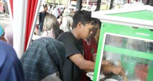 Sejumlah menu UMKM Muba diserbu warga yang hadir di rumah dinas Bupati Muba, Rabu (10/4/2024). Foto: Kominfo Muba.