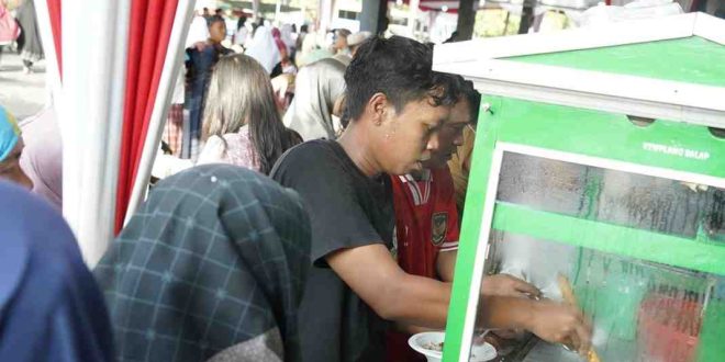 Sejumlah menu UMKM Muba diserbu warga yang hadir di rumah dinas Bupati Muba, Rabu (10/4/2024). Foto: Kominfo Muba.