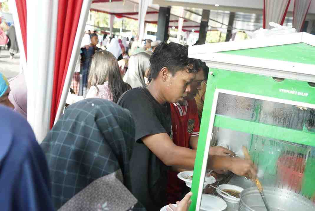 Sejumlah menu UMKM Muba diserbu warga yang hadir di rumah dinas Bupati Muba, Rabu (10/4/2024). Foto: Kominfo Muba.