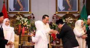 Pj Gubernur Sumsel, Agus Fatoni bersama keluarga menerima kunjungan warga di Griya Agung, Palembang. Foto: Humas Pemprov Sumsel.