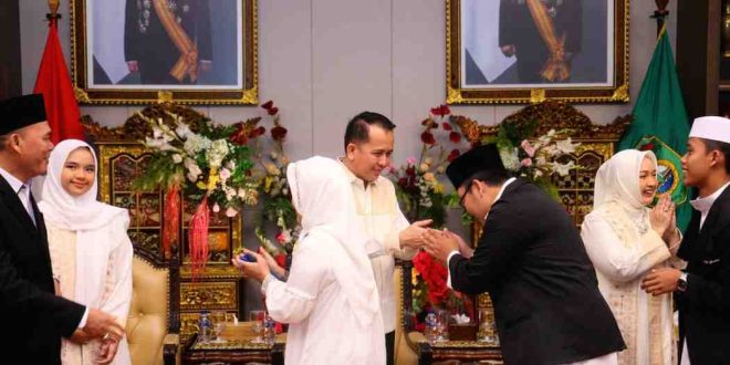 Pj Gubernur Sumsel, Agus Fatoni bersama keluarga menerima kunjungan warga di Griya Agung, Palembang. Foto: Humas Pemprov Sumsel.