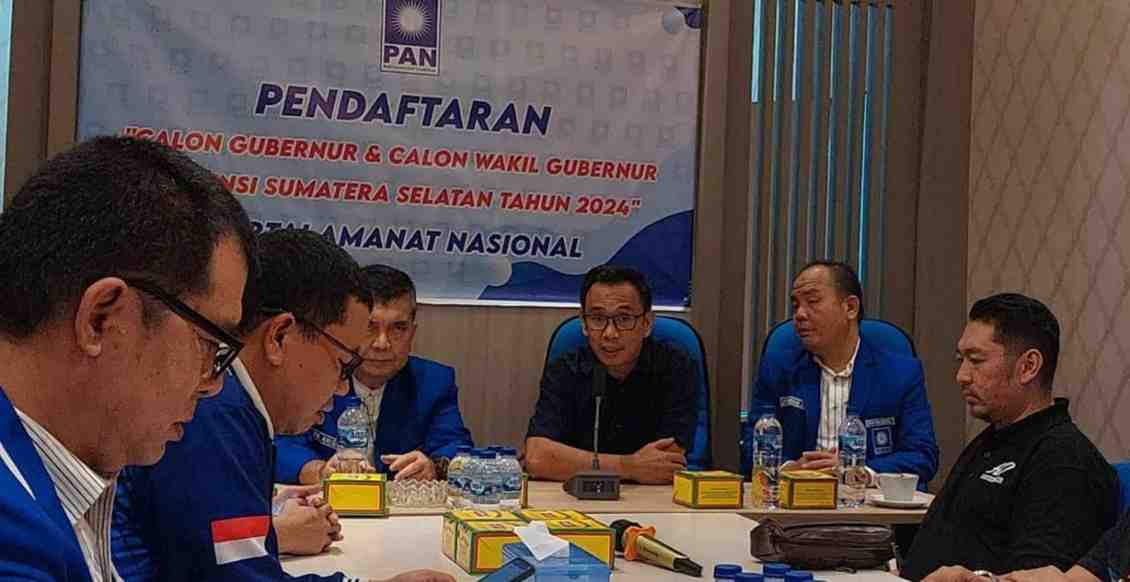 Alfrenzi Panggarbesi, tim pemenangan Herman Deru, mengambil formulir Balongub Sumsel di PAN Sumsel. Foto: Dok PAN Sumsel.