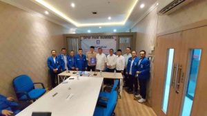 Mawardi Yahya didampingi tim mengambil formulir Bacagub Sumsel di DPW PAN Sumsel, Senin (22/4/2024). Foto: Sumselheadline/Fer.
