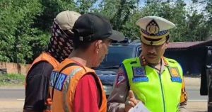 Petugas mengingatkan jukir untuk tidak seenaknya menggunakan bahu jalan untuk parkir, karena dapat menyebabkan macet, Minggu (14/4/2024). Foto: Sumselheadline/Ela.
