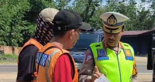 Petugas mengingatkan jukir untuk tidak seenaknya menggunakan bahu jalan untuk parkir, karena dapat menyebabkan macet, Minggu (14/4/2024). Foto: Sumselheadline/Ela.