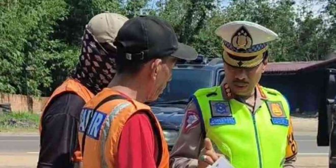 Petugas mengingatkan jukir untuk tidak seenaknya menggunakan bahu jalan untuk parkir, karena dapat menyebabkan macet, Minggu (14/4/2024). Foto: Sumselheadline/Ela.