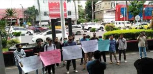 Sejumlah pecdagang Pasar 16 Ilir menggelar aksi di halaman kantor Walikota Palembang, Senin (29/4/2024). Foto: Sumselheadline/Pitria.