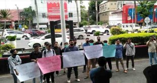 Sejumlah pecdagang Pasar 16 Ilir menggelar aksi di halaman kantor Walikota Palembang, Senin (29/4/2024). Foto: Sumselheadline/Pitria.