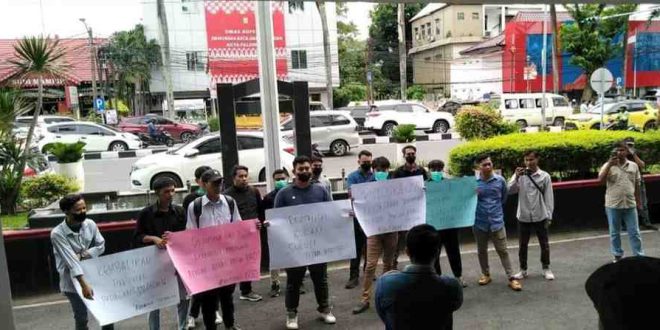 Sejumlah pecdagang Pasar 16 Ilir menggelar aksi di halaman kantor Walikota Palembang, Senin (29/4/2024). Foto: Sumselheadline/Pitria.