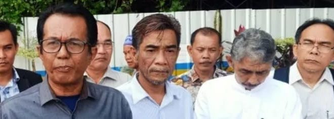 Edy Siswanto Cs, kuasa hukum para pedagang Pasar 16 Ilir Palembang, Selasa (16/4/2024). Foto: Sumselheadline/Ela.