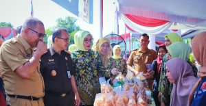 Pj Sekda Muba, Muzni Wijaya didampingi Kejari setempat meninjau pasar murah di halaman Kajari Muba, Selasa (2/4/2024). Foto: Kominfo Muba.