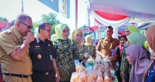 Pj Sekda Muba, Muzni Wijaya didampingi Kejari setempat meninjau pasar murah di halaman Kajari Muba, Selasa (2/4/2024). Foto: Kominfo Muba.