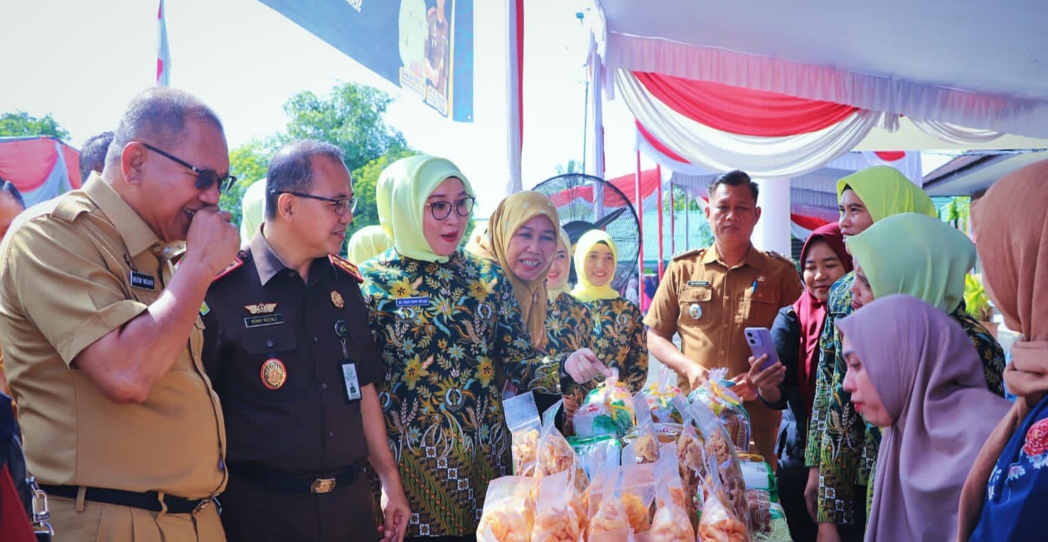 Pj Sekda Muba, Muzni Wijaya didampingi Kejari setempat meninjau pasar murah di halaman Kajari Muba, Selasa (2/4/2024). Foto: Kominfo Muba.