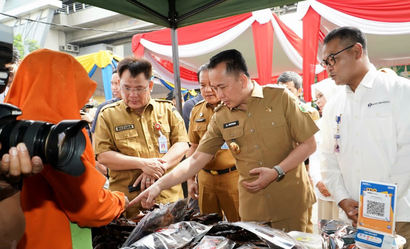 Pj Gubernur Sumsel, Agus Fatoni meninjau langsung pasar murah di halaman Dinas Ketahanan Pangan, Selasa (2/4/2024). Foto: Humas Pemprov Sumsel.