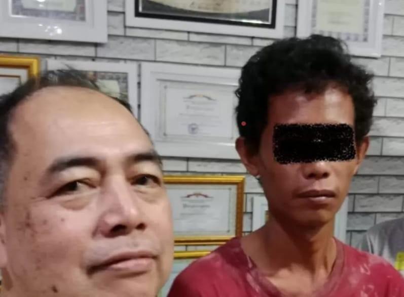 Suganda (baju merah), pelaku pemubunuh ibu dan anak di Palembang, Selasa (16/4/2024). Foto: Sumselheadline/Ela.