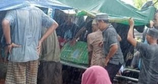 Jenazah ibu dan anak, korban pembunuhan, dimasukkan dalam satu liang kubur, Selasa (16/4/2024). Foto: Sumselheadline/Ela.