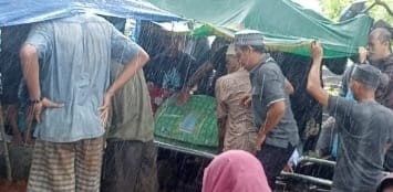 Jenazah ibu dan anak, korban pembunuhan, dimasukkan dalam satu liang kubur, Selasa (16/4/2024). Foto: Sumselheadline/Ela.