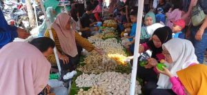 Makan pempek tumpah di Pasar 16 Ilir Palembang, Jumat (19/4/2024). Foto: Sumselheadline/Pitria.