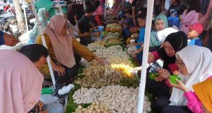 Makan pempek tumpah di Pasar 16 Ilir Palembang, Jumat (19/4/2024). Foto: Sumselheadline/Pitria.