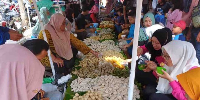 Makan pempek tumpah di Pasar 16 Ilir Palembang, Jumat (19/4/2024). Foto: Sumselheadline/Pitria.