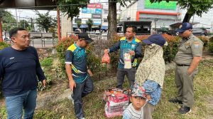 Petugas menyisir sejumlah titik yang jadi tempat mangkal pengemis dan anak jalanan, Senin (1/4/2024). Foto: Sumselheadline/Pitria.