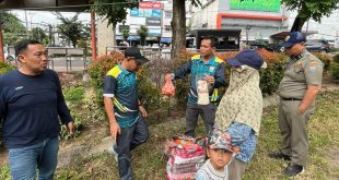 Petugas menyisir sejumlah titik yang jadi tempat mangkal pengemis dan anak jalanan, Senin (1/4/2024). Foto: Sumselheadline/Pitria.