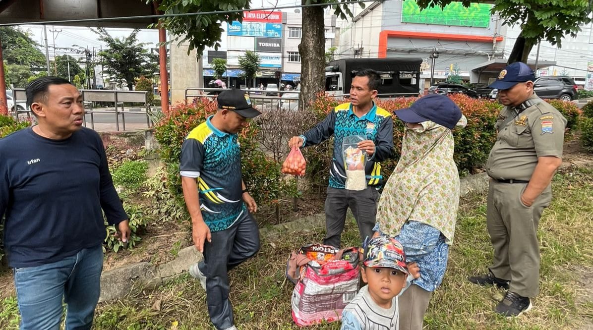 Petugas menyisir sejumlah titik yang jadi tempat mangkal pengemis dan anak jalanan, Senin (1/4/2024). Foto: Sumselheadline/Pitria.