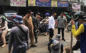 Penjabat Walikota Palembang, Ratu Dewa mengecek langsung perbaikan jalan yang sempat viral di medsos, Selasa (23/4/2024). Foto: Sumselheadline/Pitria.