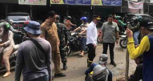 Penjabat Walikota Palembang, Ratu Dewa mengecek langsung perbaikan jalan yang sempat viral di medsos, Selasa (23/4/2024). Foto: Sumselheadline/Pitria.