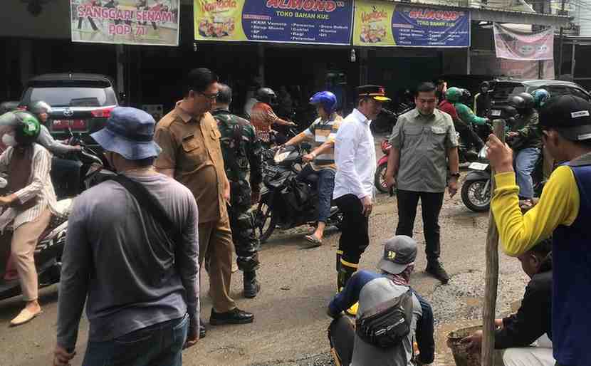 Penjabat Walikota Palembang, Ratu Dewa mengecek langsung perbaikan jalan yang sempat viral di medsos, Selasa (23/4/2024). Foto: Sumselheadline/Pitria.