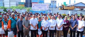 Pj Walikota Palembang, Ratu Dewa bersama Pj Sekda dan para PHL, Jumat (5/4/2024). Foto: Sumselheadline/Pitria.