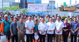 Pj Walikota Palembang, Ratu Dewa bersama Pj Sekda dan para PHL, Jumat (5/4/2024). Foto: Sumselheadline/Pitria.