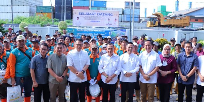 Pj Walikota Palembang, Ratu Dewa bersama Pj Sekda dan para PHL, Jumat (5/4/2024). Foto: Sumselheadline/Pitria.