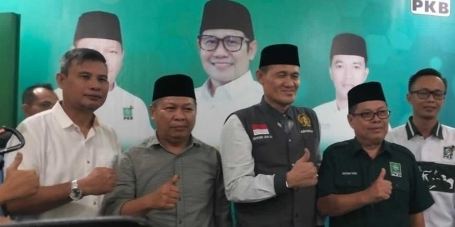 Adward Jaya, tim pemenangan Mawardi Yahya, mengambil formulir di PKB Sumsel, Rabu (24/4/2024). Foto: Sumselheadline/Fer.
