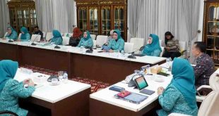 Pj Gubernur Sumsel, Agus Fatoni saat mengikuti webinar Tek Songket di Griya Agung, Palembang, Kamis (18/4/2024). Foto: Humas Pemprov Sumsel.
