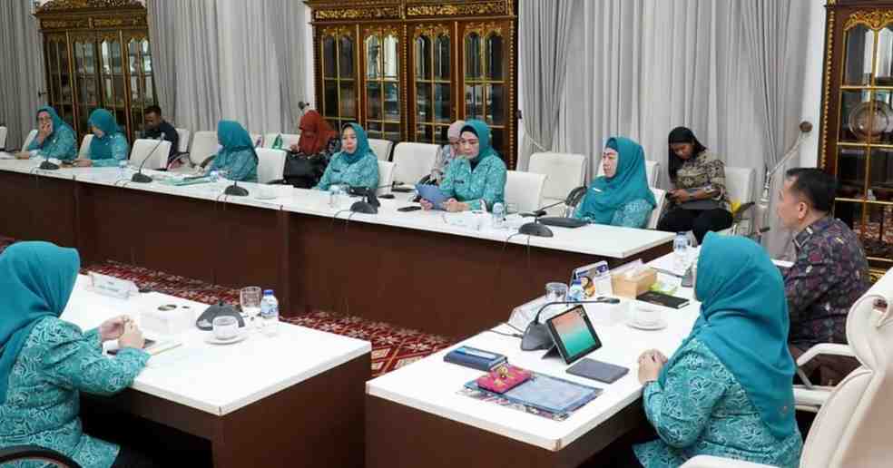 Pj Gubernur Sumsel, Agus Fatoni saat mengikuti webinar Tek Songket di Griya Agung, Palembang, Kamis (18/4/2024). Foto: Humas Pemprov Sumsel.