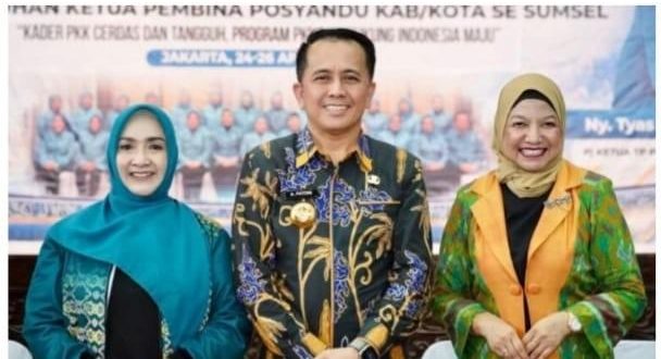 Pj Gubernur Sumsel, Agus Fatoni bersama Pj Ketua TPPP Sumsel Tyas Fatoni saat menutup Jambore PKK se-Sumsel di Anjungan Sumsel TMII, Jakarta, Jumat (26/4/2024). Foto: Humas Pemprov Sumsel.