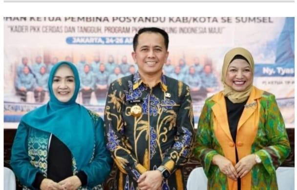 Pj Gubernur Sumsel, Agus Fatoni bersama Pj Ketua TPPP Sumsel Tyas Fatoni saat menutup Jambore PKK se-Sumsel di Anjungan Sumsel TMII, Jakarta, Jumat (26/4/2024). Foto: Humas Pemprov Sumsel.