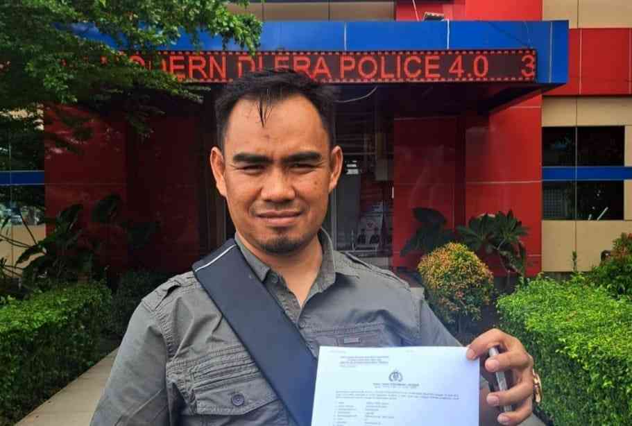 Abdul Fikrinyanto menunjukkan bukti lapor ke Polda Sumsel, Selasa (16/4/2024). Foto: Sumselheadline/Ela.