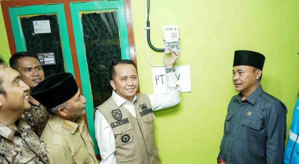 Penjabat (Pj) Gubernur Sumatera Selatan, Agus Fatoni dan Sekda Muba, Apriyadi meresmikan penyalaan perdana listrik oleh PT PLN pasca pengalihan wilayah usaha PT Musi Banyuasin Electric Power (MEP), Jumat (5/4/2024. Foto: Humas Pemprov Sumsel.