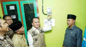 Penjabat (Pj) Gubernur Sumatera Selatan, Agus Fatoni dan Sekda Muba, Apriyadi meresmikan penyalaan perdana listrik oleh PT PLN pasca pengalihan wilayah usaha PT Musi Banyuasin Electric Power (MEP), Jumat (5/4/2024. Foto: Humas Pemprov Sumsel.