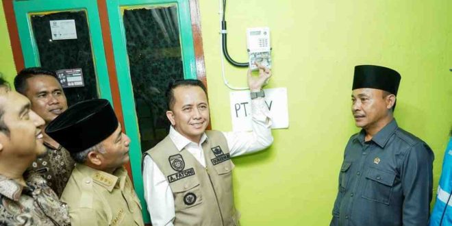 Penjabat (Pj) Gubernur Sumatera Selatan, Agus Fatoni dan Sekda Muba, Apriyadi meresmikan penyalaan perdana listrik oleh PT PLN pasca pengalihan wilayah usaha PT Musi Banyuasin Electric Power (MEP), Jumat (5/4/2024. Foto: Humas Pemprov Sumsel.