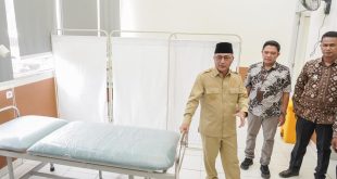 Pj Bupati Muba, Apriyadi meninjau fasilitas yang dibangun di Puskesma Babat Supat, Kamis (4/4/2024). Foto: Kominfo Muba.