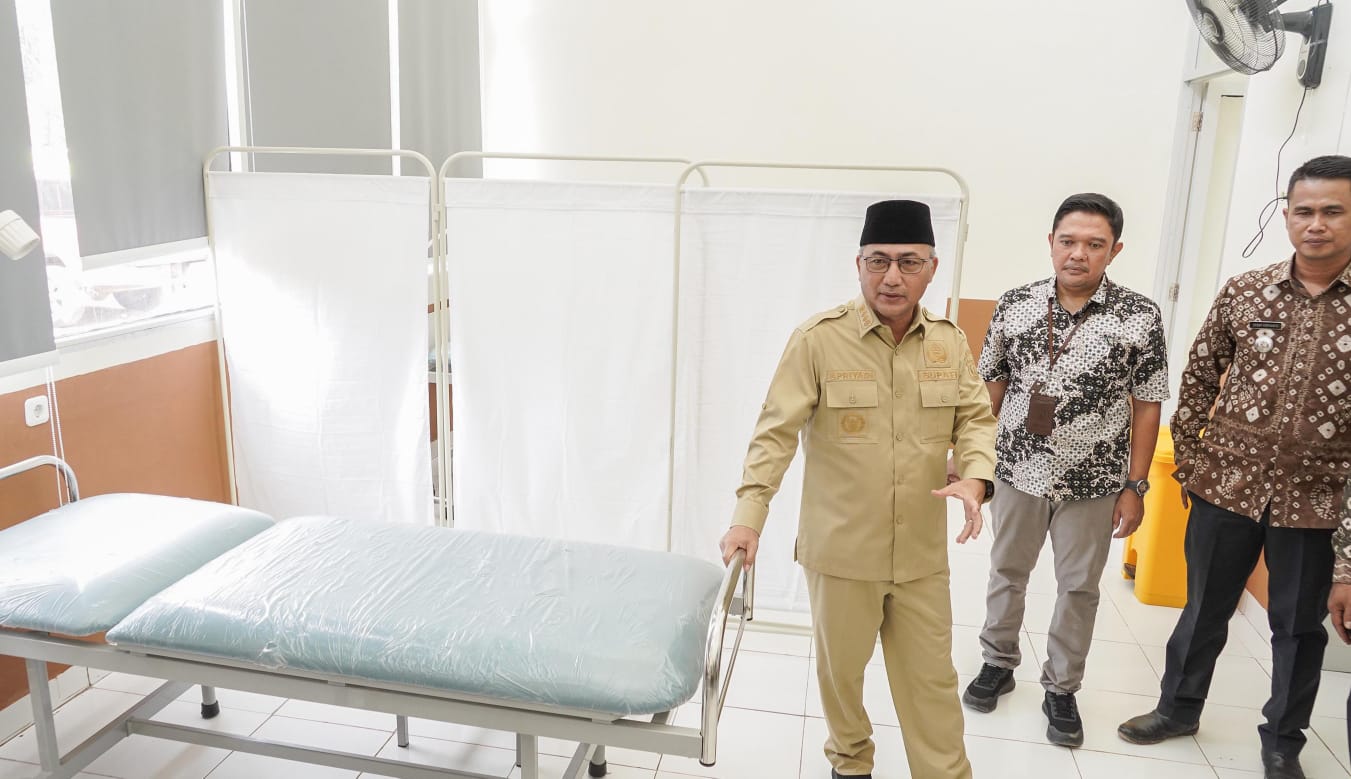 Pj Bupati Muba, Apriyadi meninjau fasilitas yang dibangun di Puskesma Babat Supat, Kamis (4/4/2024). Foto: Kominfo Muba.