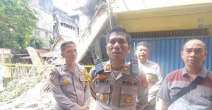 Kasat Reskrim Polrestabes Palembang AKBP Harris Dinzah SIK dan tim Inafis bersama Kapolsek IT I Palembang, Kompol M Ismail saat olah TKP ruko roboh, Minggu (14/4/2024). Foto: Sumselheadline/Ela.