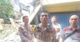 Kasat Reskrim Polrestabes Palembang AKBP Harris Dinzah SIK dan tim Inafis bersama Kapolsek IT I Palembang, Kompol M Ismail saat olah TKP ruko roboh, Minggu (14/4/2024). Foto: Sumselheadline/Ela.