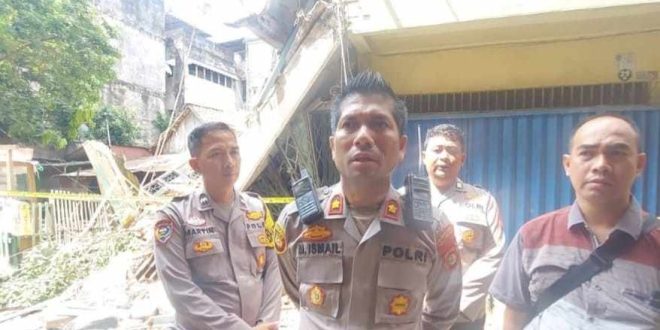 Kasat Reskrim Polrestabes Palembang AKBP Harris Dinzah SIK dan tim Inafis bersama Kapolsek IT I Palembang, Kompol M Ismail saat olah TKP ruko roboh, Minggu (14/4/2024). Foto: Sumselheadline/Ela.