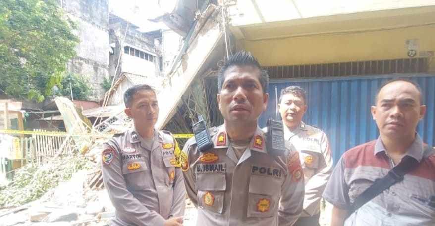 Kasat Reskrim Polrestabes Palembang AKBP Harris Dinzah SIK dan tim Inafis bersama Kapolsek IT I Palembang, Kompol M Ismail saat olah TKP ruko roboh, Minggu (14/4/2024). Foto: Sumselheadline/Ela.