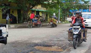 Kondisi jalan di Kalidoni yang rusak akibat galian pembangunan IPAL, Selasa (23/4/2024). Foto: Sumselheadline/Pitria.